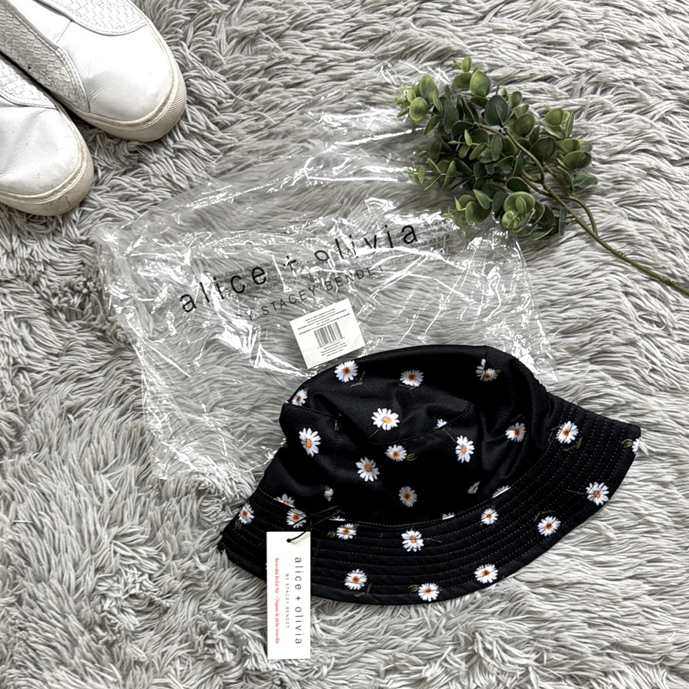 NWT Alice + Olivia Black and White Daisy reversible to white Bucket Hat